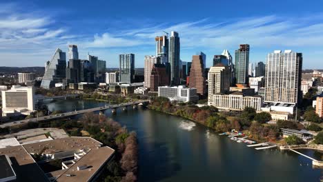 Skyline-Am-Flussufer-Der-Stadt-Austin,-Sonniger-Herbsttag-In-Texas,-USA---Kreisen,-Drohnenaufnahme