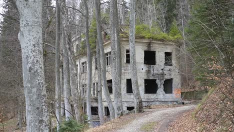 Abandoned-tuberculosis-sanatorium-in-the-mountains-of-Sljeme,-Croatia