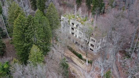 Aerial-of-the-abandoned-Sanatoirum-in-the-mountains-of-Zagreb,-Croatia