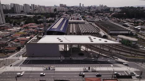 Drone-moves-down-then-approaches-the-Vila-Sônia-subway-station-in-São-Paulo,-Brazil