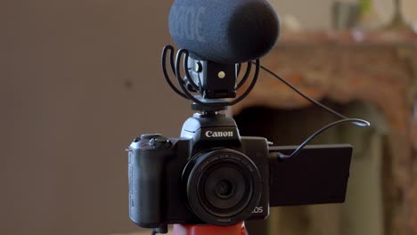 Drehaufnahme-Einer-Professionellen-Kamera,-Die-Auf-Einem-Stativ-Mit-Einem-Mikrofon-Ruht
