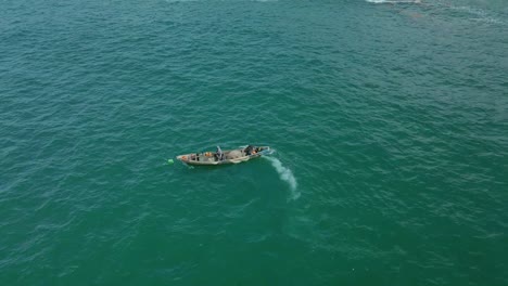 Isla-Victoria-Lagos,-Nigeria---20-De-Noviembre-De-2022:-Vista-De-Drones-De-Un-Pescador-En-Un-Barco-De-Pesca-En-La-Costa-De-Lagos