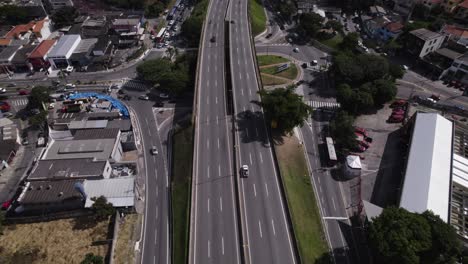 Drohne-Bewegt-Sich-Rückwärts-über-Ein-Viadukt
