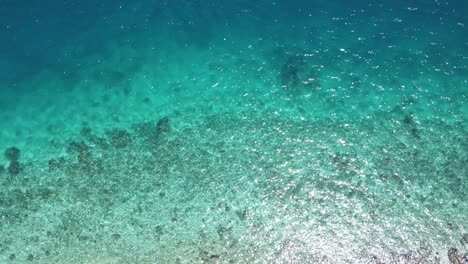 Luftaufnahme-Von-Oben-Nach-Unten,-Kristallklares-Tropisches-Meerwasser,-Insel-Komodo,-Drohnenaufnahme-Aus-Indonesien