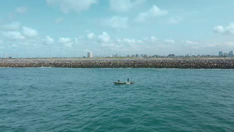 Isla-Victoria-Lagos,-Nigeria---20-De-Noviembre-De-2022:-Vista-De-Drones-De-Un-Pescador-En-Un-Barco-De-Pesca-En-La-Costa-De-Lagos