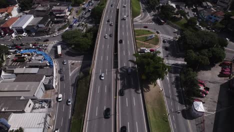 Drohne-Zeigt-Verkehr-In-Einem-Viadukt