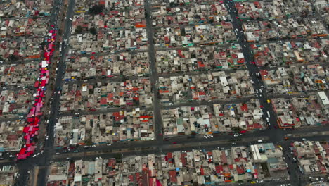 Fackelschuss-Drohne,-Die-über-Städtische-Häuser-Und-Straßen-In-Einem-Vorort-Von-Mexiko-Stadt-Fliegt