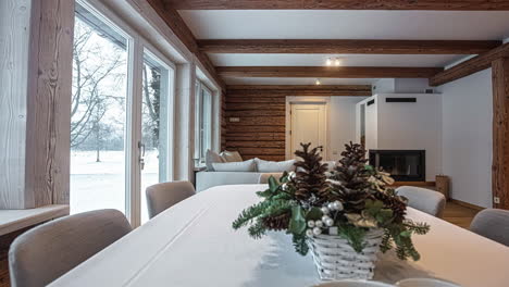 Weicher-Schwenk-über-Ein-Wohnzimmer-In-Einem-Einfamilienhaus-Mit-Panoramafenstern-Und-Blick-In-Den-Schnee