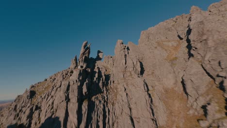 Filmischer-Fpv-flug-Zwischen-Felsigen-Bergen-Gegen-Blauen-Himmel---Molladalen-berge,-Norwegen