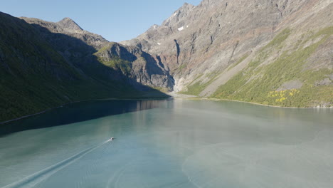 Ruhige-Natur-Mit-Boot-Segeln-Auf-Fjord-Umgeben-Von-Bergen-In-Der-Nähe-Von-Tromso,-Norwegen
