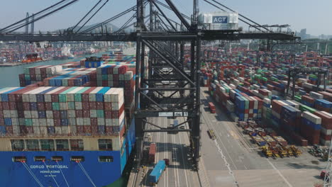 Aufsteigende-Luftaufnahme-Des-Cosco-portugal-containers,-Der-Am-Act-Container-Port-Terminal-In-Hongkong-Angedockt-Ist