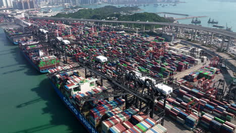 Umkreisende-Luftaufnahme-über-Dem-Containerhafen-Von-Hongkong-An-Einem-Sonnigen-Tag