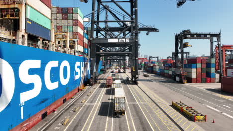 Luftaufnahme-Des-Containerschiffs-Cosco-Portugal,-Das-An-Asien-Containerterminals-In-Hongkong-Festgemacht-Ist