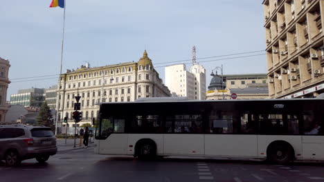 Avenida-De-La-Victoria-Con-Gente-Y-Tráfico,-Bucarest,-Rumania