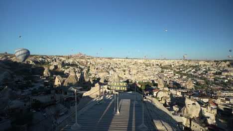 Viewpoint-on-Hot-Air-Balloons-and-Cappadocia-Landscape-in-Goreme,-Turkey-on-Sunny-Morning
