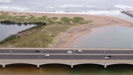 Drone-Aéreo-A-Lo-Largo-Del-Puente-Umgeni-Sobre-El-Río-Umgeni-En-Sudáfrica-Con-El-Océano-índico-En-El-Fondo