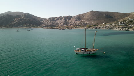 360-Grad-Ansicht-Eines-Segelboots-In-Paros,-Griechenland