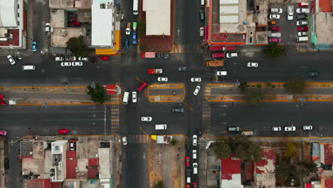Vista-De-Drones-Sobre-La-Rotonda-Con-Tráfico-De-Automóviles-En-Movimiento-En-El-Distrito-Residencial-Suburbano