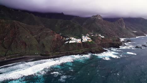 Inclinación-Aérea-De-Un-Pueblo-Remoto-En-La-Costa-Verde-Volcánica-En-Tenerife