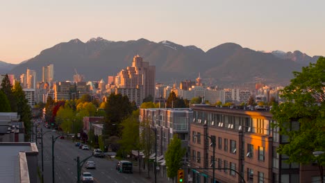 Schöner-Zeitraffer-Eines-Sonnenuntergangs-In-Vancouver,-Bc-Mit-Der-Skyline-Der-Stadt