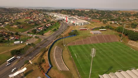 Vuelo-Alto-Sobre-El-Estadio-De-Fútbol-Princesa-Magogo-En-Sudáfrica