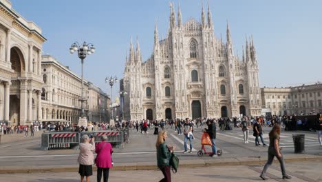Milan-Duomo-and-Galleria-square-with-tourists-enjoying,-pan-left-view