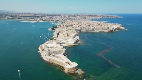 Ortigia-island-and-Syracuse-Baroque-City-in-Sicily,-Italy---Aerial-4k-Circling