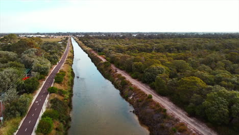 Der-Fluss-Eines-Flusses-Durch-Natürliche-Schönheit,-Luftbild