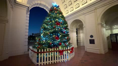 Entrada-Del-Ayuntamiento-De-Pasadena-Con-Un-árbol-De-Navidad-Iluminado-Bellamente-Decorado,-Toma-Nocturna-Inclinada-Hacia-Arriba