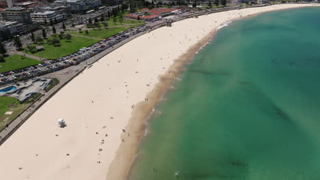 Luftaufnahme-Der-Wunderschönen-Küste-Von-Bondi-Beach-Und-Des-Türkisfarbenen-Wassers-Im-Sommer