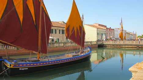Hafenkanal-Entworfen-Von-Leonardo-Da-Vinci-In-Cesenatico,-Italien-Mit-Alten-Holzbooten