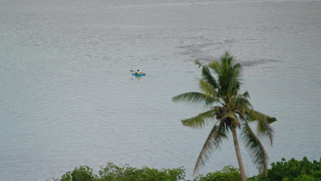 Hombre-Navegando-En-Kayak-Al-Atardecer-En-La-Isla-De-Moso,-Vanuatu