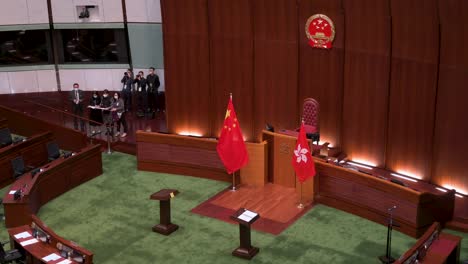 Eine-Ansicht-Des-Chinesischen-Emblems-Ist-über-Der-Flagge-Der-Volksrepublik-China-In-Der-Hauptkammer-Des-Legco-gebäudes-In-Hongkong-Zu-Sehen