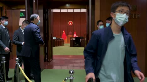 Während-Einer-Bevorstehenden-Debatte-In-Hong-Kong-Stehen-Sicherheitskräfte-Am-Eingang-Der-Hauptkammer-Des-Gebäudes-Des-Gesetzgebenden-Rats,-Auch-Bekannt-Als-Legco