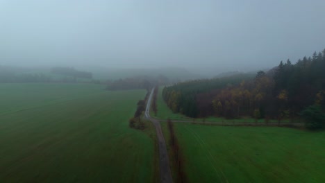Drohnenvideos-Fangen-Die-Atemberaubende-Schönheit-Der-Ländlichen-Landschaft-Im-Herbst-Ein