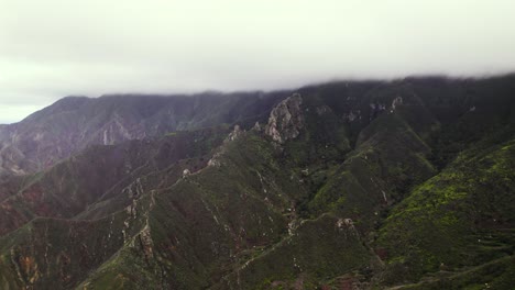 Vista-Aérea-De-La-Cresta-De-La-Montaña-Rocosa-Volcánica-Verde-En-Tenerife,-Fondo