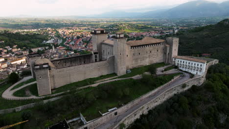 Bemerkenswerte-Architektur-Der-Festung-Rocca-Albornoziana-In-Spoleto,-Umbrien,-Italien