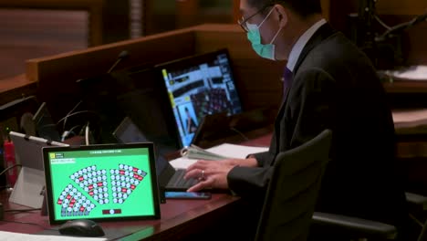 Ein-Bildschirm,-Der-Die-Sitze-Des-Gesetzgebers-In-Der-Hauptkammer-Des-Gesetzgebenden-Ratsgebäudes-In-Hongkong-Zeigt