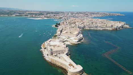 Ortigia-island-and-Syracuse-Baroque-City-in-Sicily,-Italy---Aerial-4k