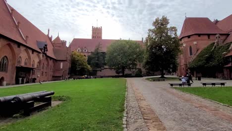 central-courtyard-of-malbork-castle