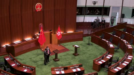 Eine-Ansicht-Des-Chinesischen-Emblems-Ist-über-Der-Flagge-Der-Volksrepublik-China-In-Der-Hauptkammer-Des-Legco-gebäudes-In-Hongkong-Zu-Sehen