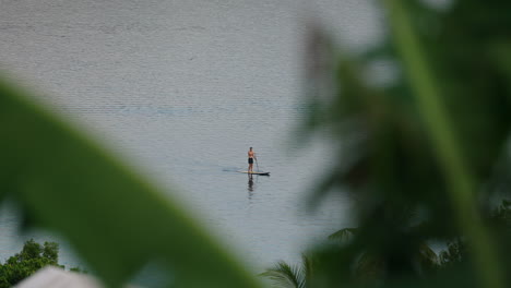 Mann,-Der-Bei-Sonnenuntergang-Auf-Der-Insel-Moso,-Vanuatu,-Auf-Dem-Paddleboard-Chillt