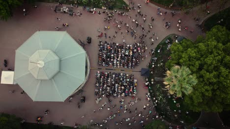 4k-30fps-Drohnenansicht-Von-Menschen-Bei-Einem-Konzert-Im-Freien-Im-Park-In-Buenos-Aires---Boom-Shot