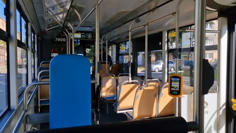Interior-Del-Autobús-Solaris-Urbino-18-Cng-Casi-Vacío-De-La-Empresa-Od-Dpo-Que-Viaja-Por-La-Ciudad