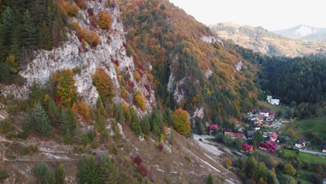 Cheile-Dambovicioarei-Es-Una-Maravilla-Natural-Ubicada-En-Rumania,-Con-Espectaculares-Gargantas-Y-Formaciones-Rocosas