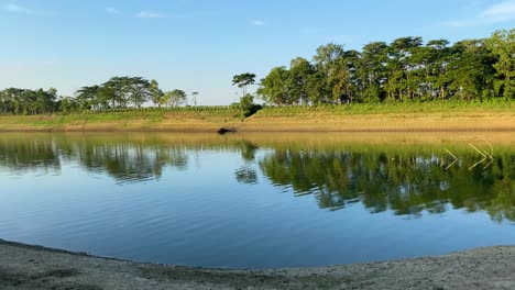 Establisher-pan-shot-of-Surma-River-in-Sylhet-Bangladesh,-peaceful-scenery