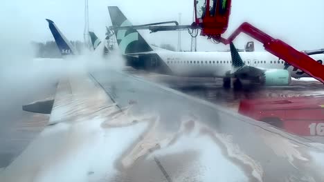 Airline-Fensteransicht-Der-Enteisung-Gefrorener-Flügel-Des-Flugzeugs-In-Nordnorwegen,-Flughafen-Longyearbyen,-Spitzbergen