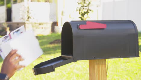 Schwarzer-Mann,-Der-Einen-Briefkasten-öffnet-Und-Post-Erhält