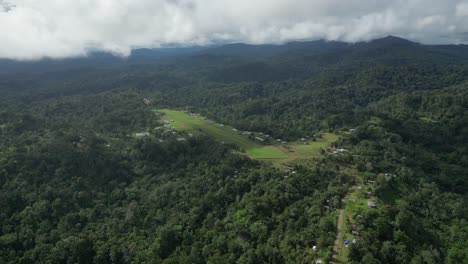 Eine-Abgelegene-Landebahn-In-Einem-Abgelegenen-Hochland-Von-Papua-Neuguinea