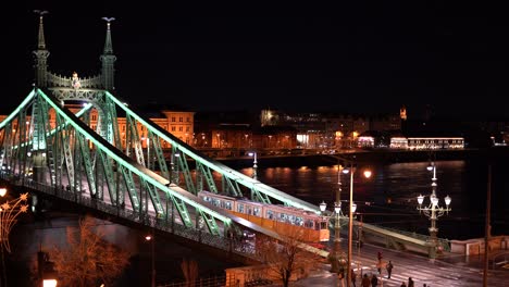 Vida-Nocturna,-Paisaje-Urbano-Con-Un-Puente-Y-Un-Tranvía-En-Budapest